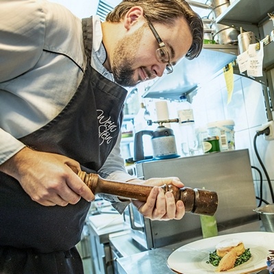 Mario Brüggemann in seinem Restaurant in Kiel