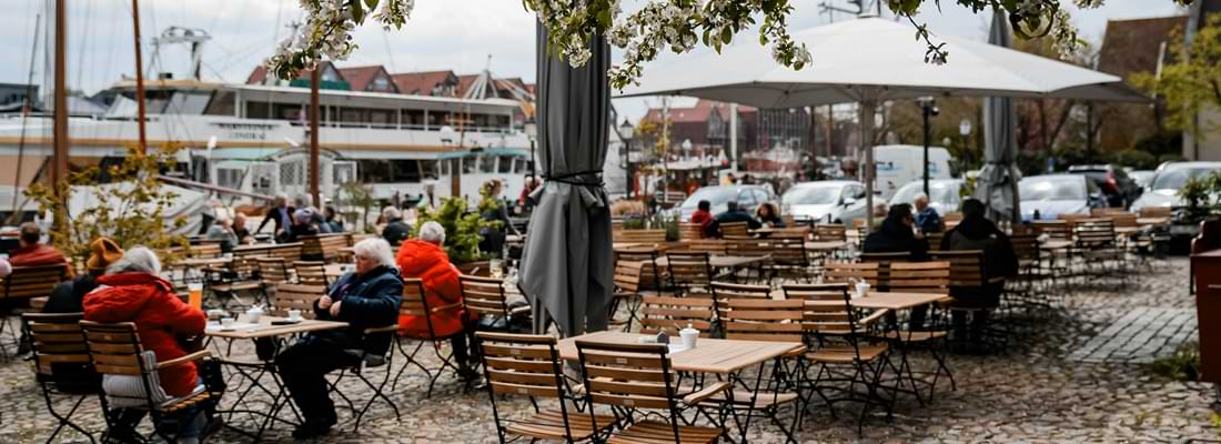 Freuen Sie sich auf unsere terrasse am Hafen